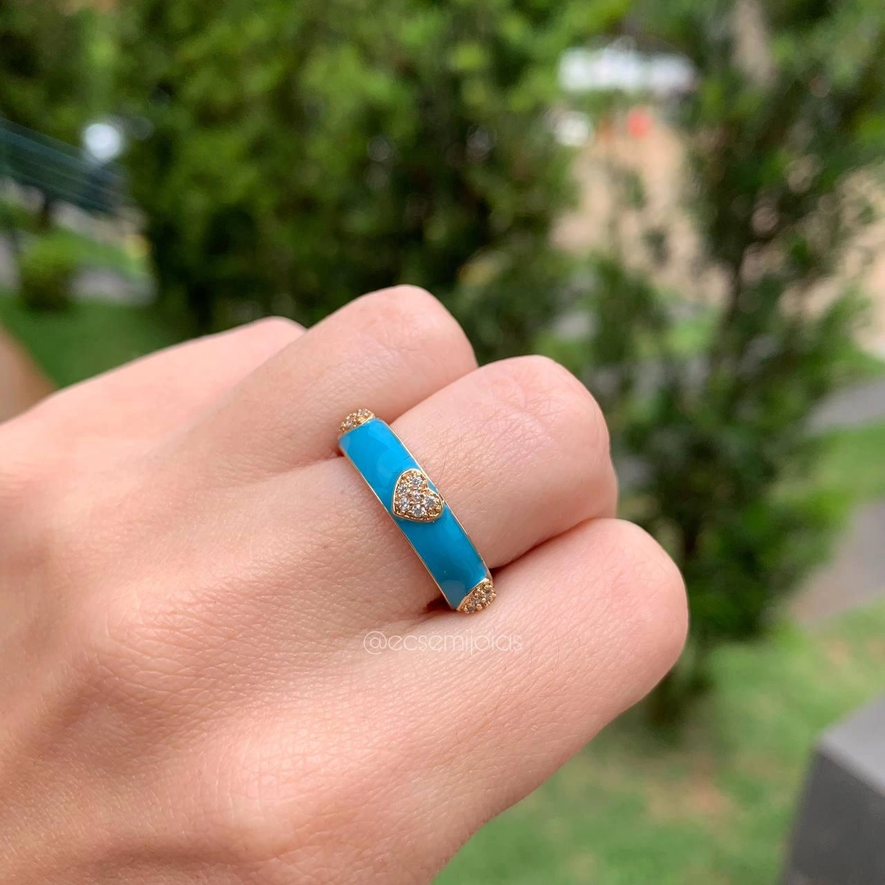 Anel aliança abaulada resinada com 5 corações cravejados banhada a ouro 18k