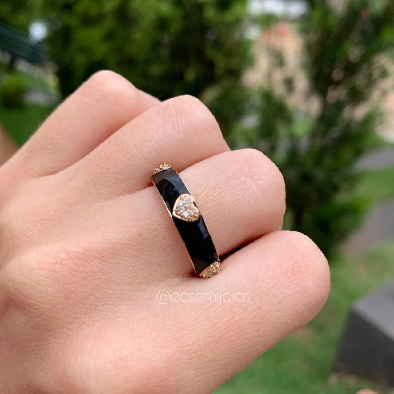 Anel aliança abaulada resinada com 5 corações cravejados banhado a ouro 18k
