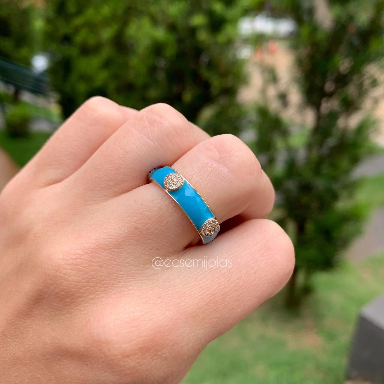 Anel aliança resina com 5 bolinhas cravejadas banhado a ouro 18k