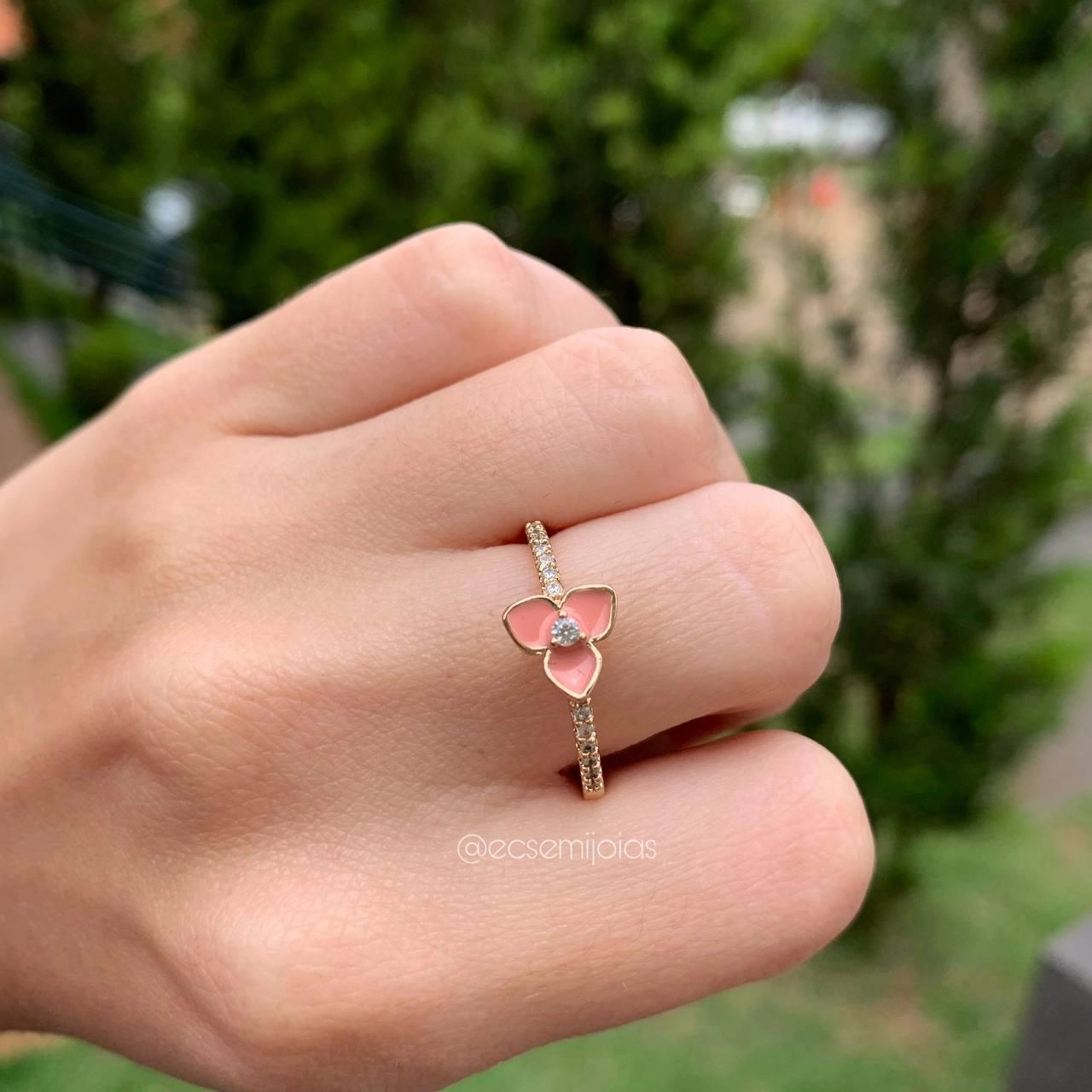 Anel aro fino cravejado em cima com flor de resina banhado a ouro 18 k