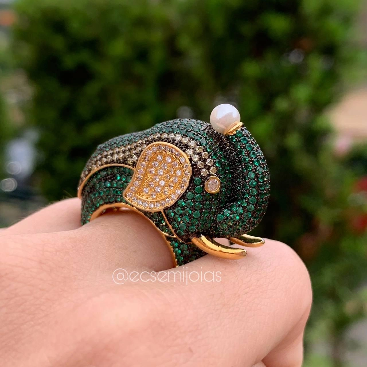 Anel de elefante cravejado com zircônias esmeralda, branca e amarela, com pérola na ponta da tromba - banhado a ouro 18k (Tamanho Ajustável)