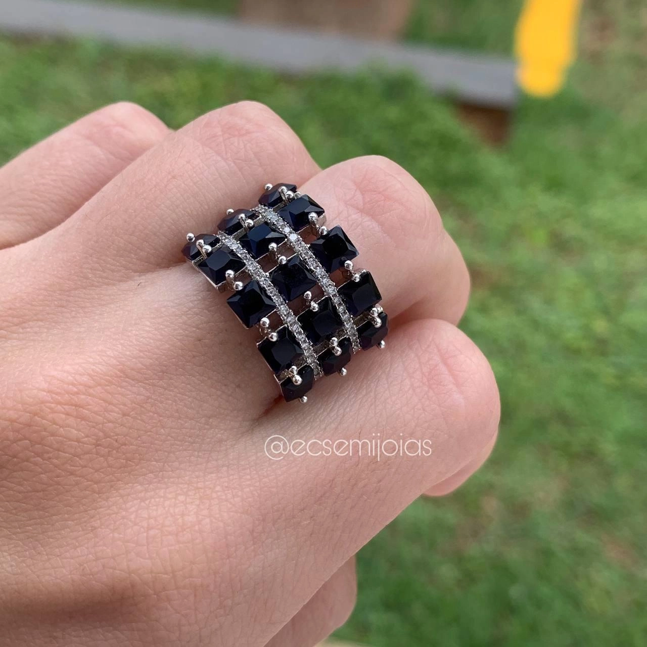 Anel chique com 3 fileiras de pedras quadradas  e 2 fileiras de zirconia entre elas