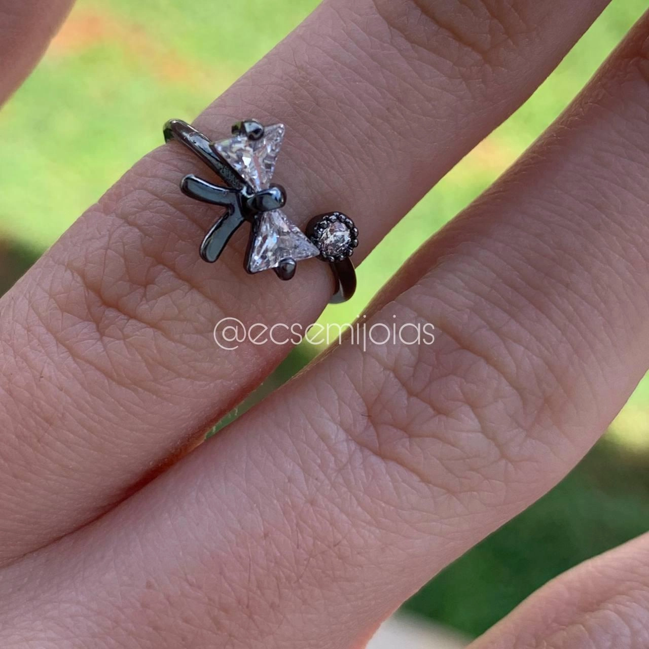 Anel delicado lacinho com zirconia triangular e pontinho de luz- ródio negro