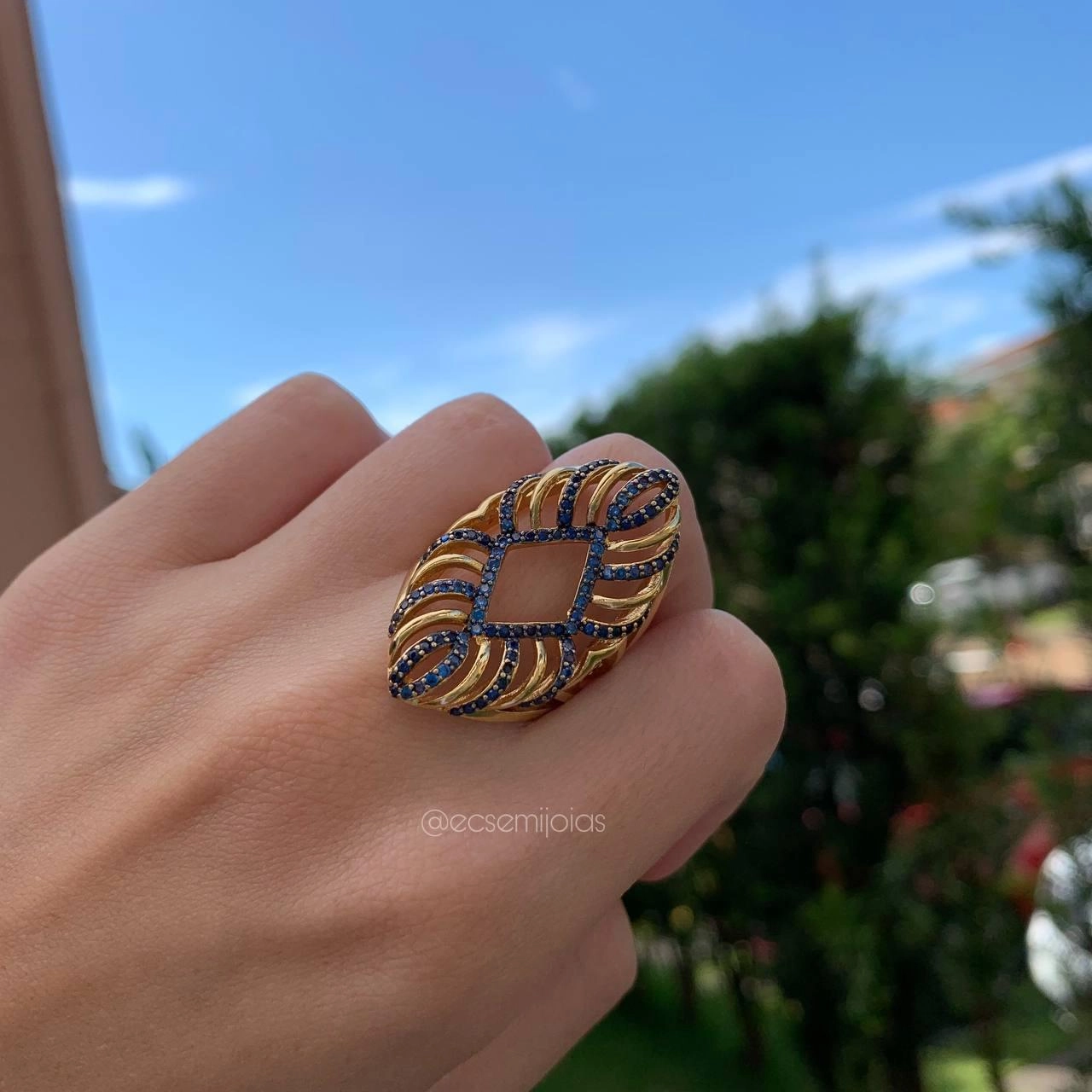 Anel diferente com losango vazado no centro e fileiras lisas e cravejadas vazadas em volta- banhado a ouro 18k
