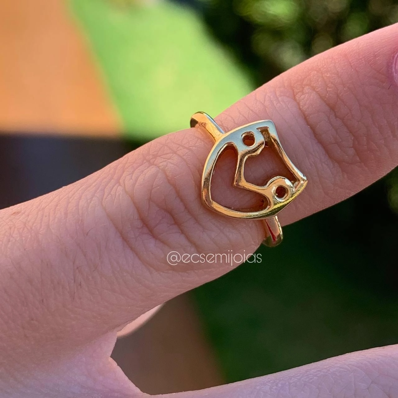Anel falange casal de mão dada formando coração vazado- banhado a ouro 18k