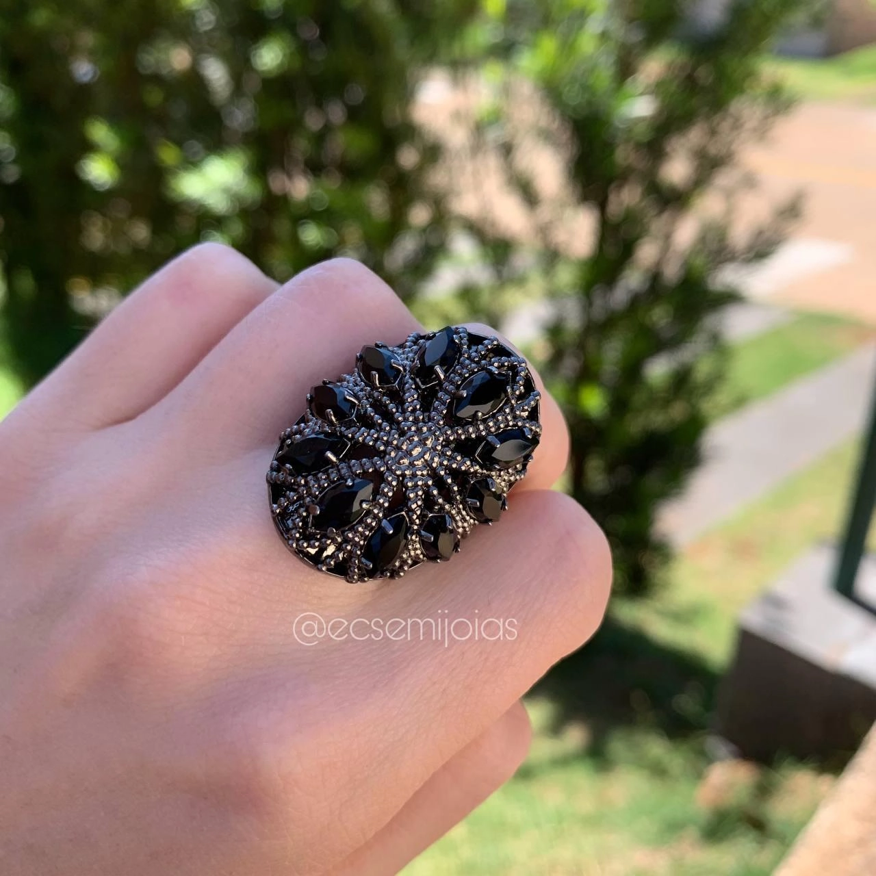 Anel flor oval de navetes maiores inteiro bombardeado banhado a ródio negro