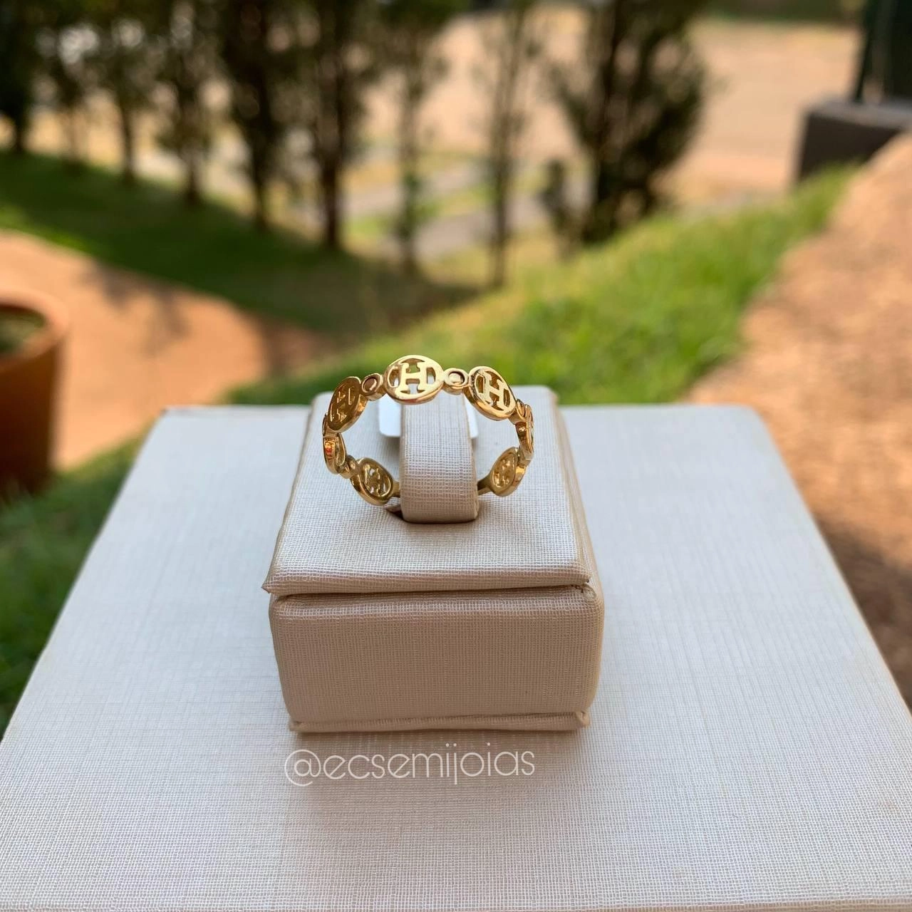 Anel H liso banhado  a ouro 18k