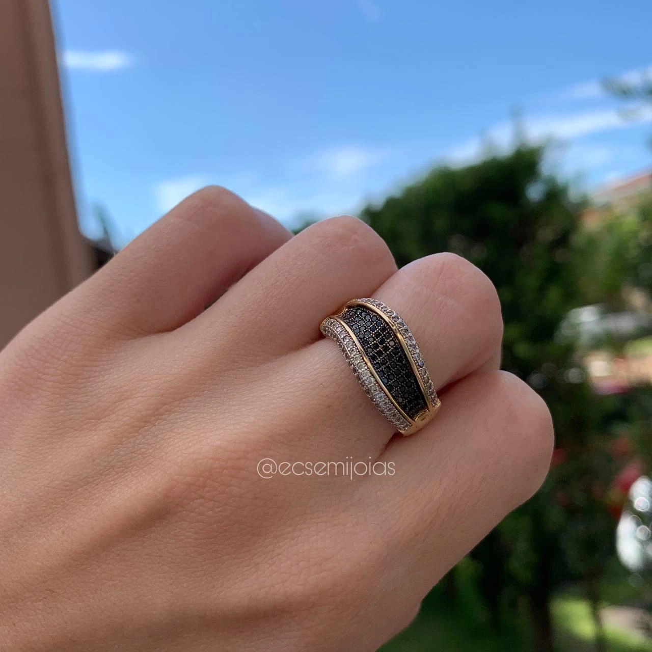 Anel médio com detalhe tipo onda cravejado em cima - banhado a ouro 18k