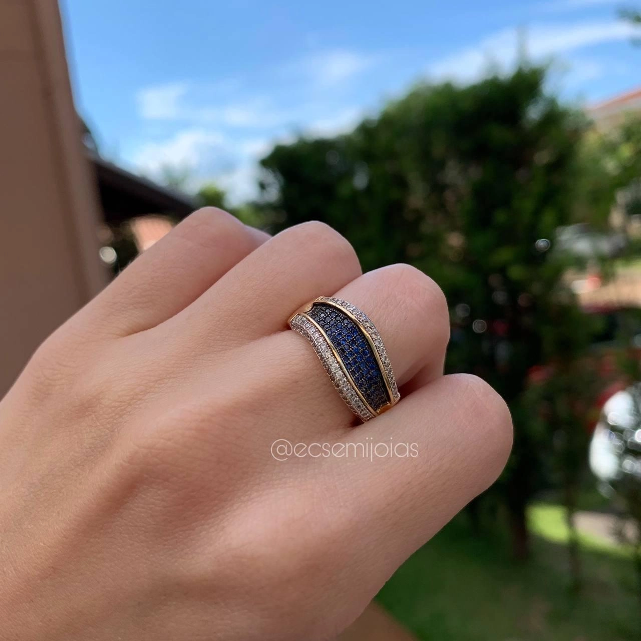 Anel médio com detalhe tipo onda cravejado em cima - banhado a ouro 18k