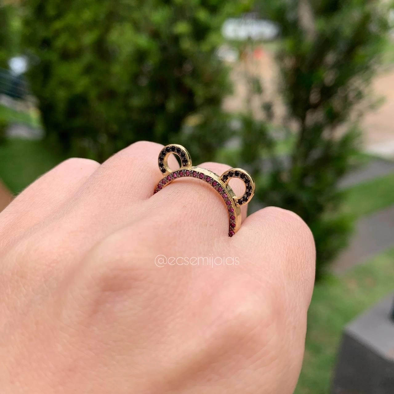Anel Mickey orelhinhas cravejado de um lado - Banhado a ouro 18k
