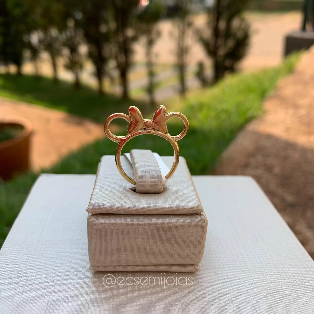 Anel Minnie c/ laço liso - banhado a ouro 18k