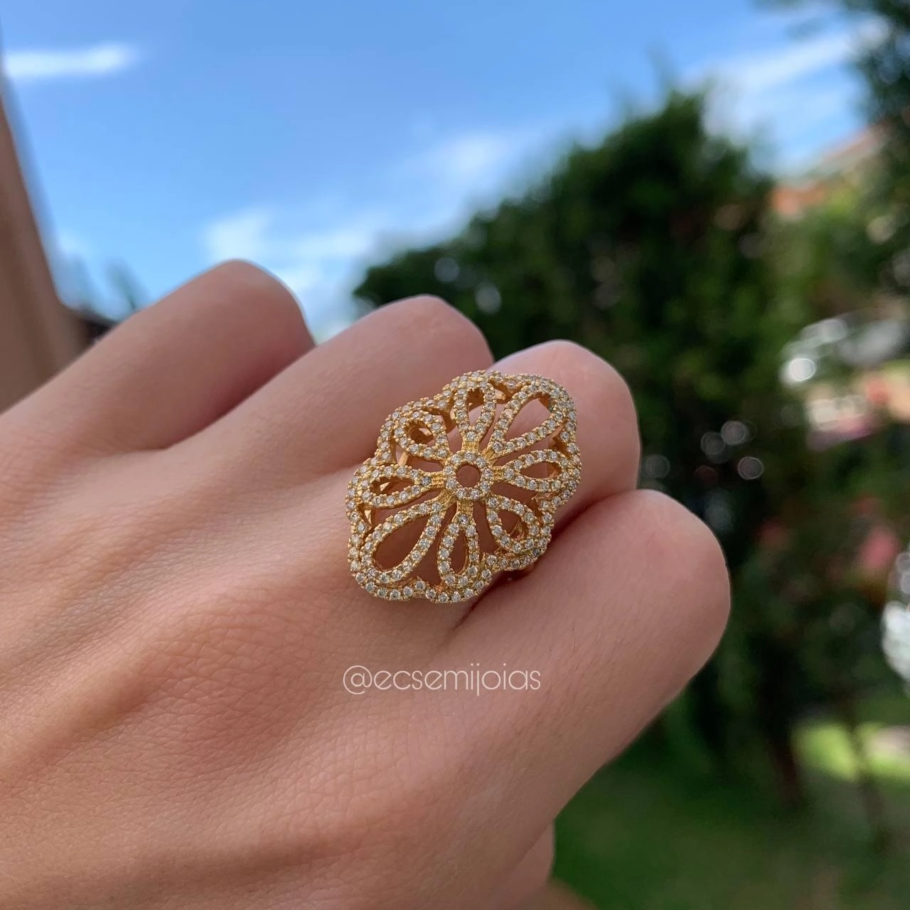 Anel oval cravejado flor banhado a ouro 18k