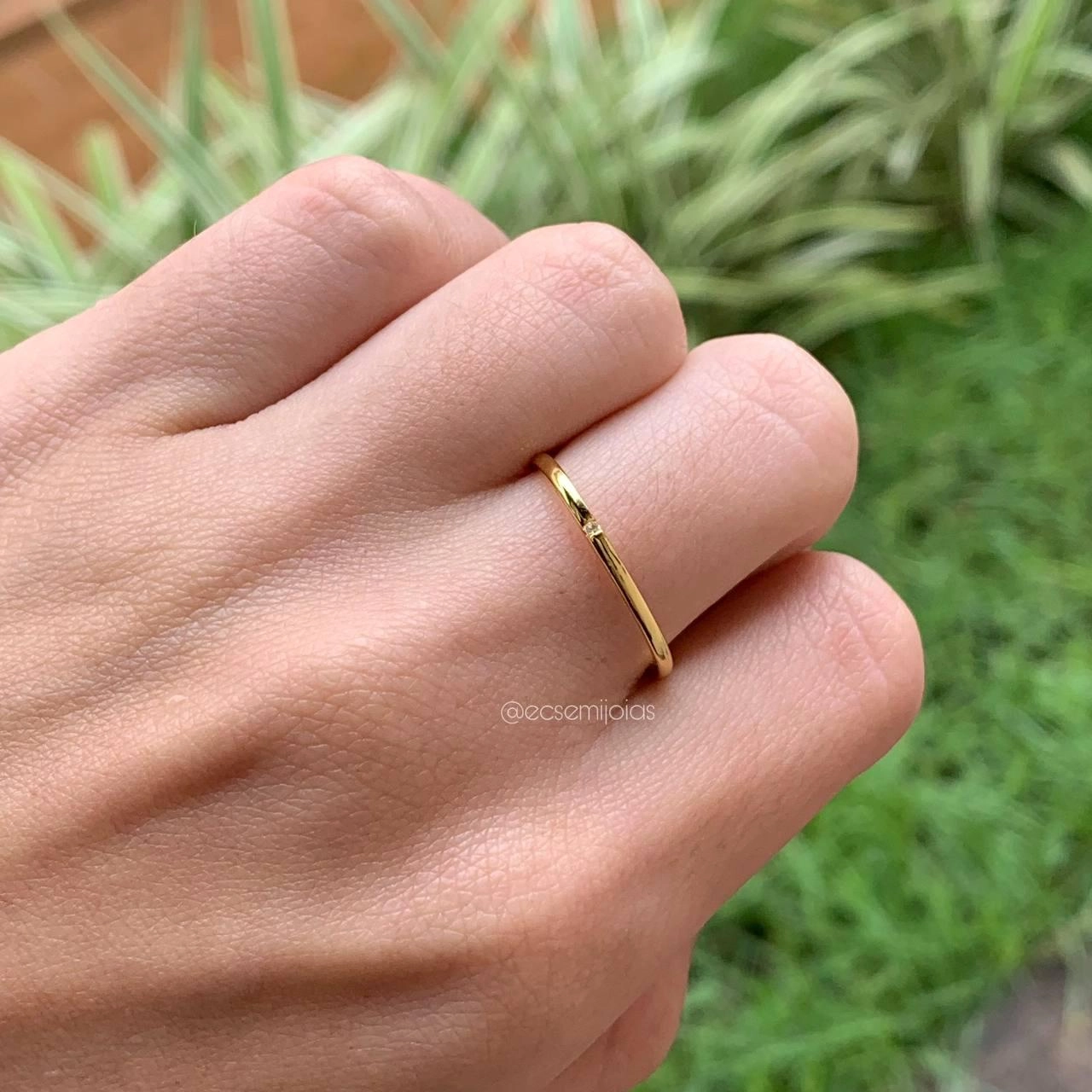 Anel quadrado fino com uma zircônia - banhado a ouro 18k