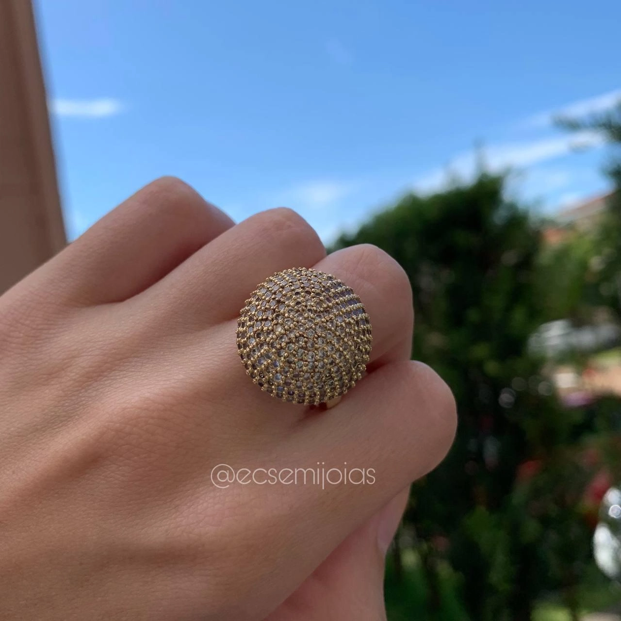 Anel redondo meia bola média cravejada- banhada a ouro 18k