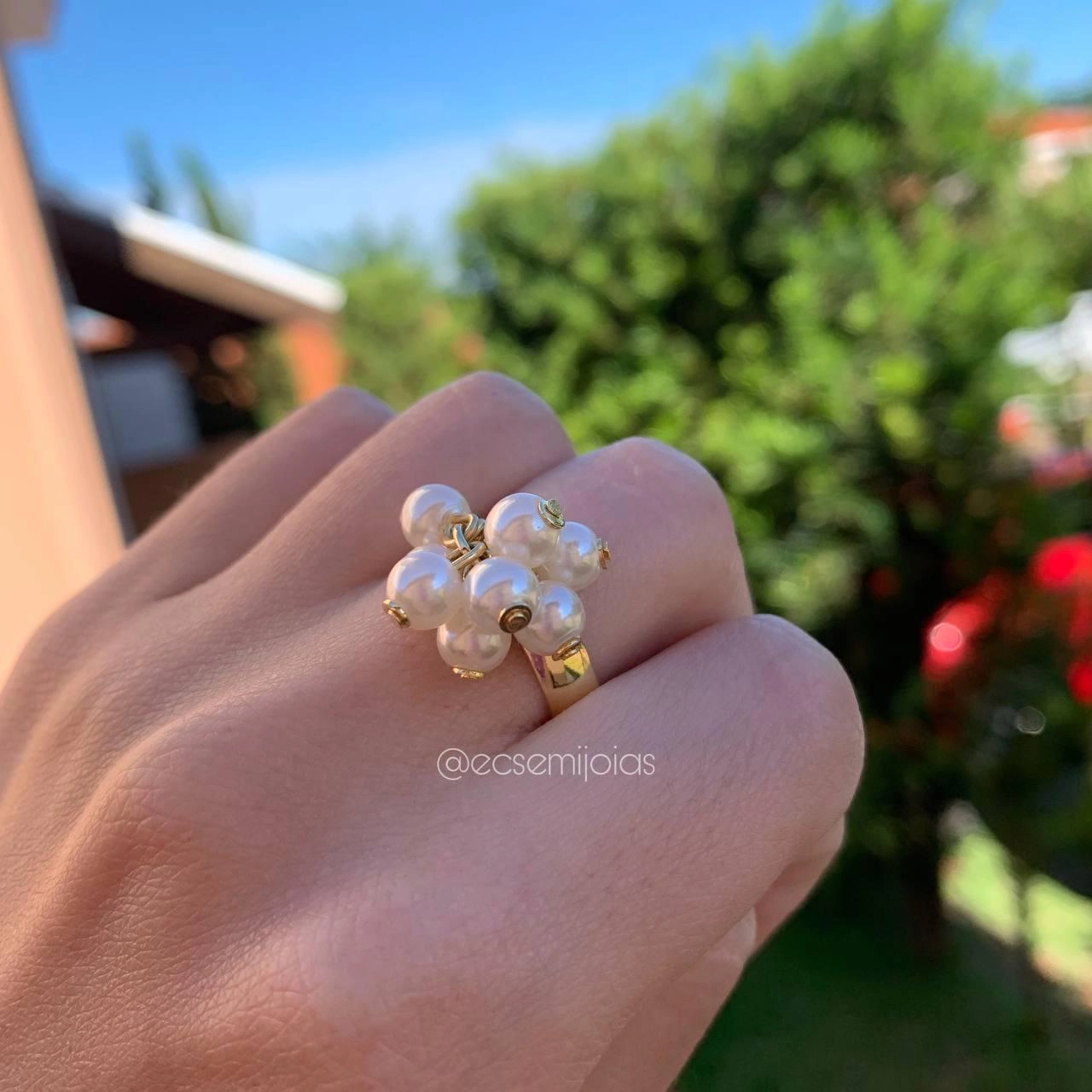 Anel tipo aliança com perolas penduradas- banhado a ouro 18k