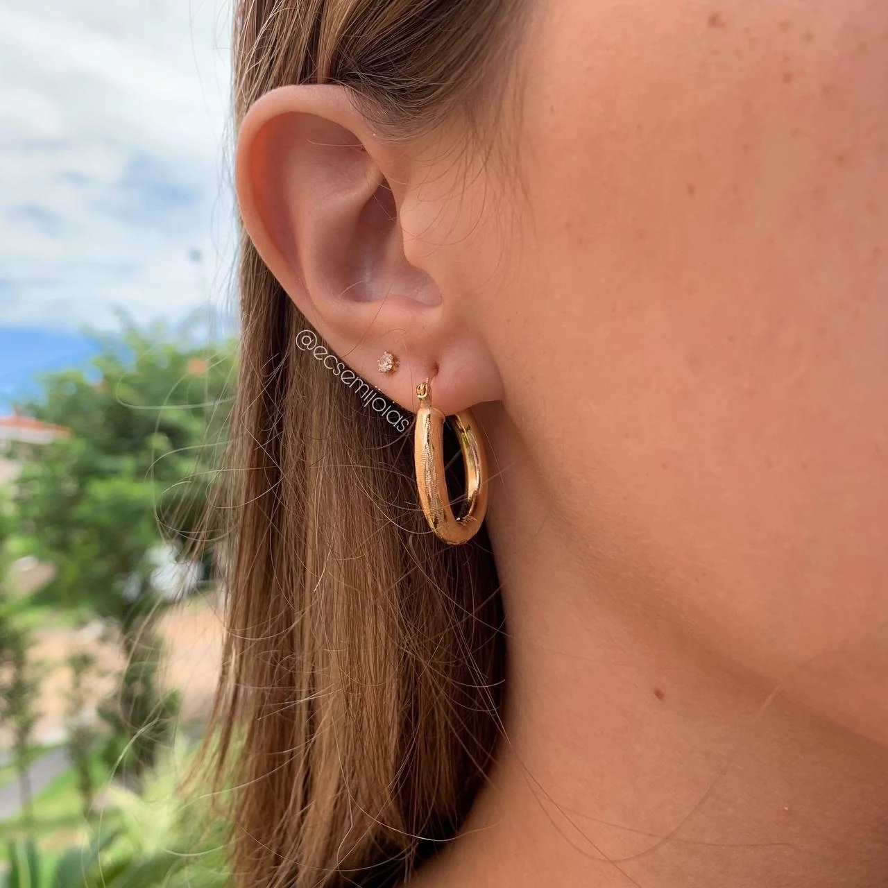 Argola com tranqueta 2 cm de diâmetro- 4,5 mm de espessura -banhado a ouro 18k