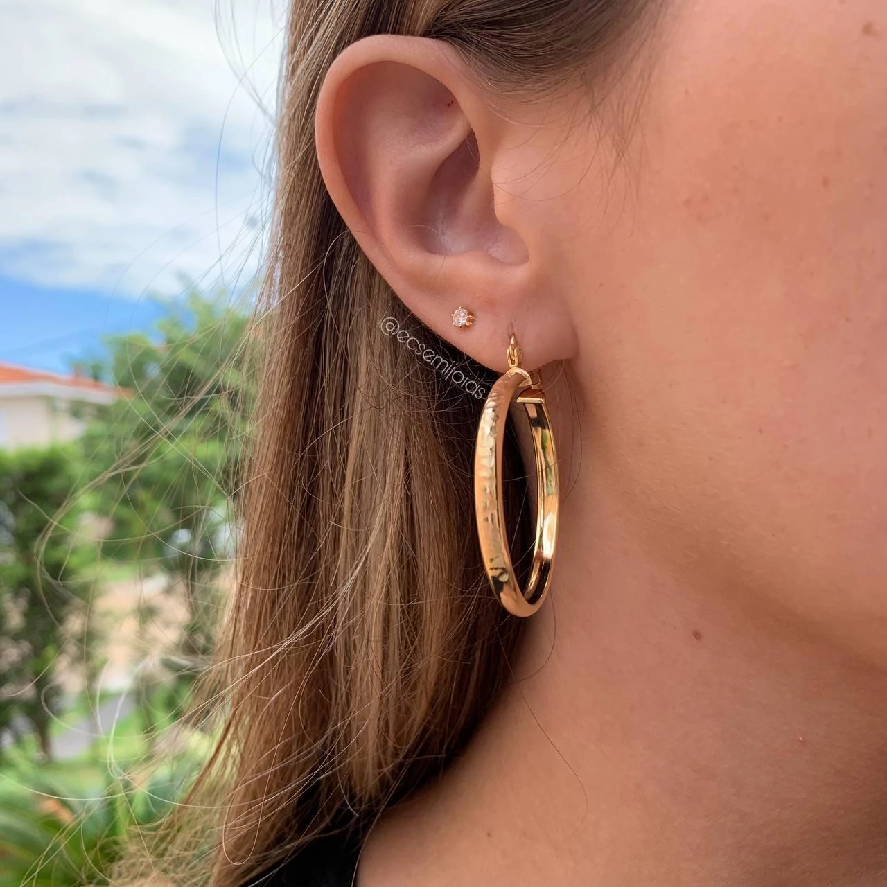 Argola com tranqueta 3,5 cm de diâmetro- 4mm de espessura- banhado a ouro 18k