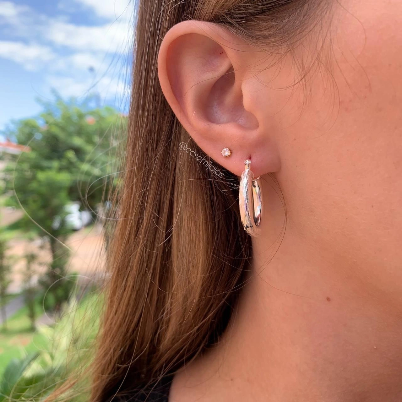 Argola tubular trabalhada diamantado flecha - banhado a prata 925