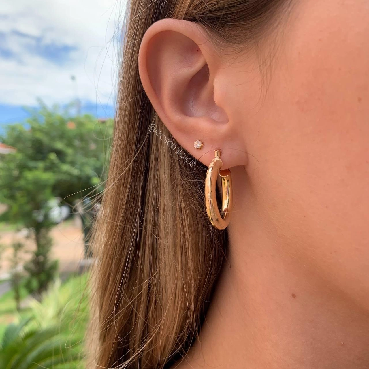 Argola tubular trabalhada na frente 2cm de diâmetro- 4mm  de espessura- banhado a ouro 18k