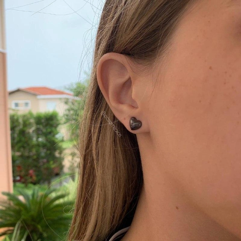 Brinco coração pequeno diamantado - banhado a ródio negro
