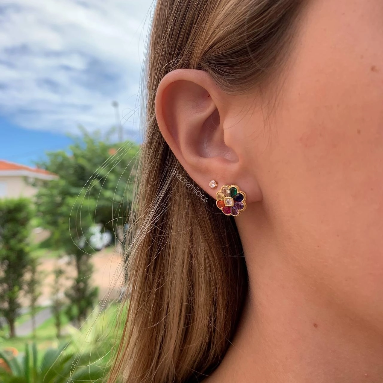 Brinco de flor colorido com miolo quadrado zircônia branca - banhado a ouro 18k