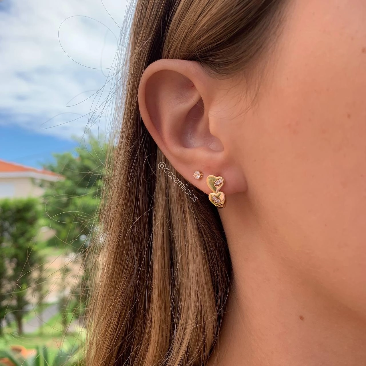 Brinco dois corações com 4 zircônias brancas- banhado a ouro 18k