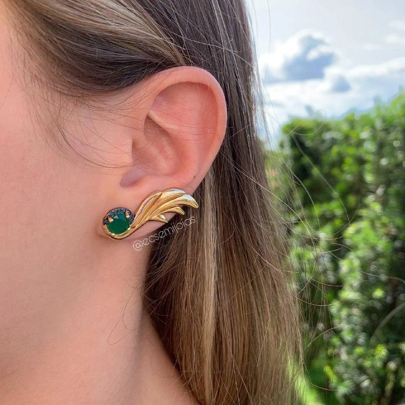 Brinco ear cuff asa lisa com pedra redonda na base cravejada em cima- banhado a ouro 18k
