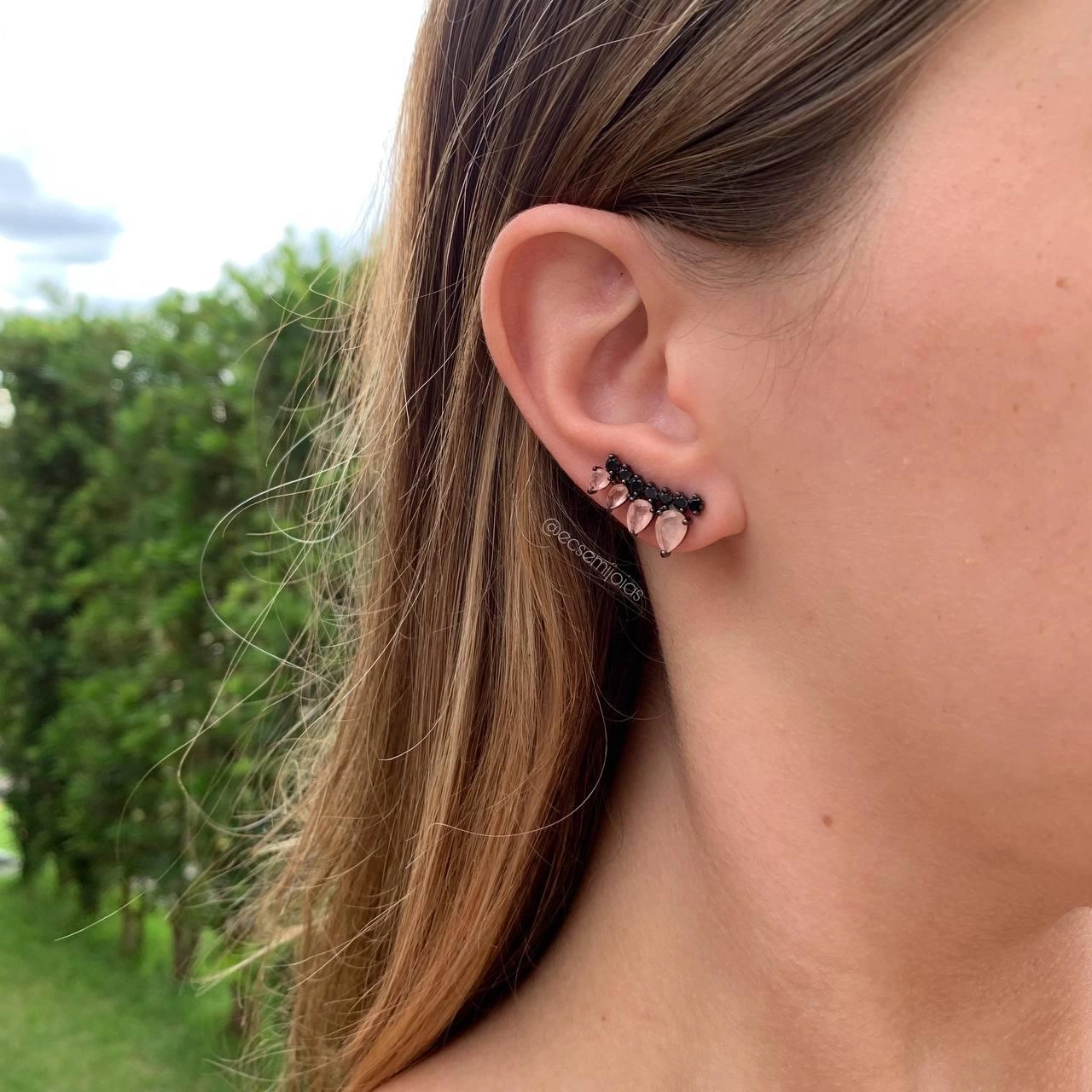 Brinco ear cuff com 4 pedras gotas degrade- banhado a ródio negro