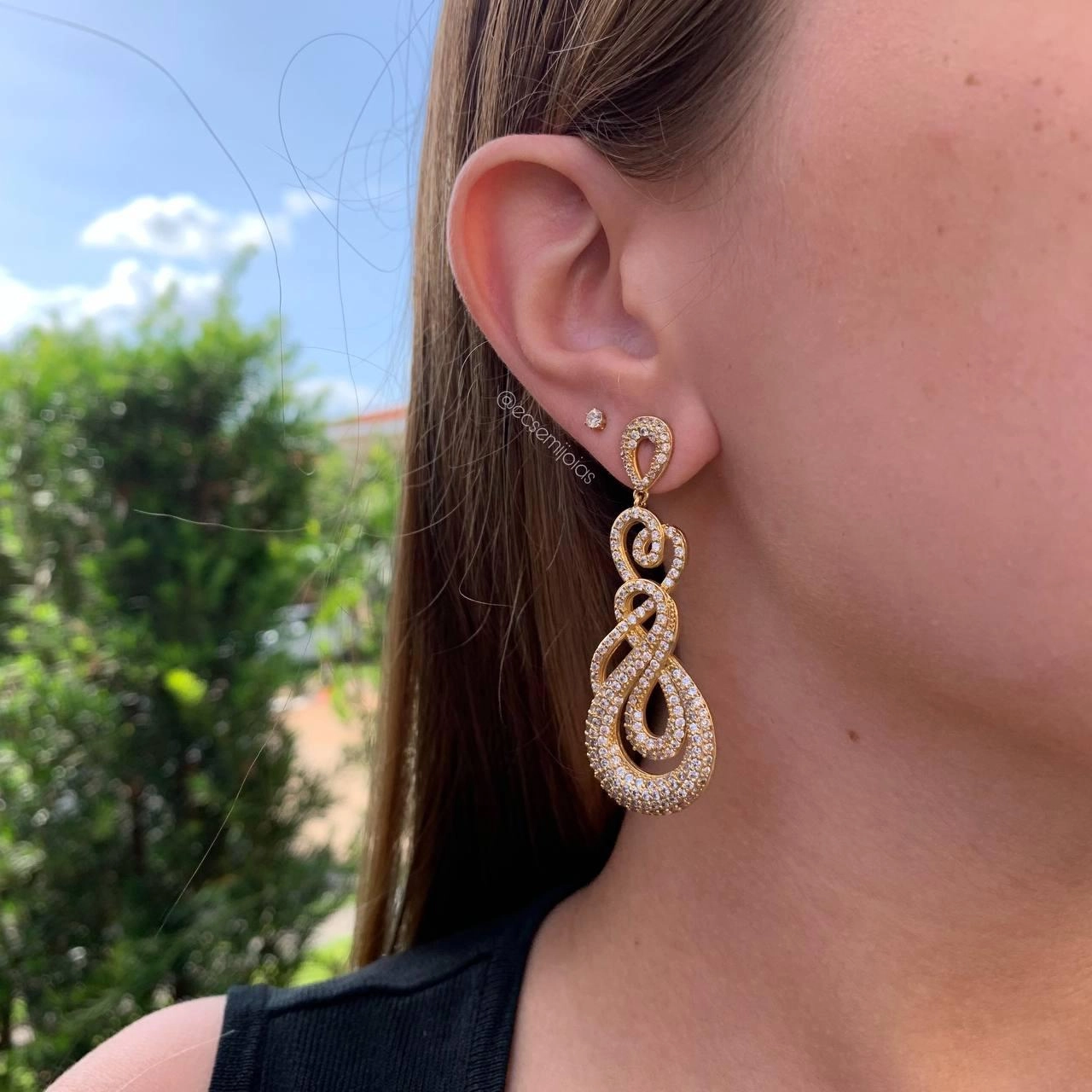 Brinco entrelaçado cravejado grande chique - banhado a ouro 18k