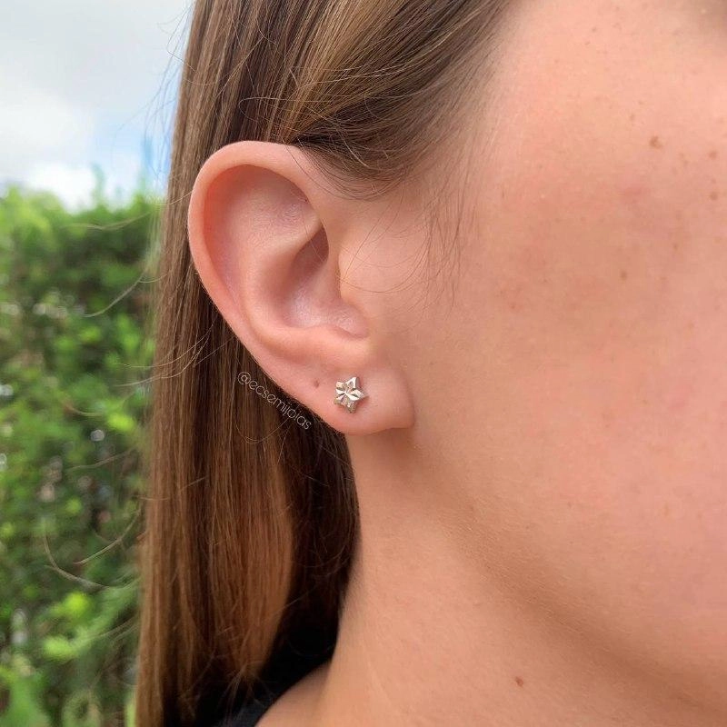 Brinco estrela diamantada - banhada a ródio branco