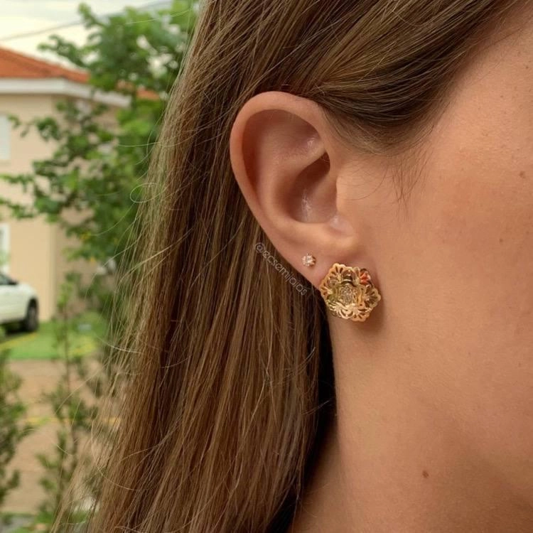 Brinco flor diamantada com miolo cravejado