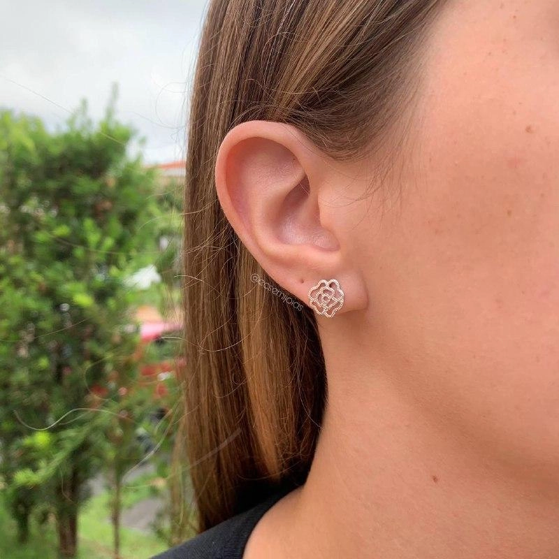 Brinco flor pequena vazada- banhada a ródio branco