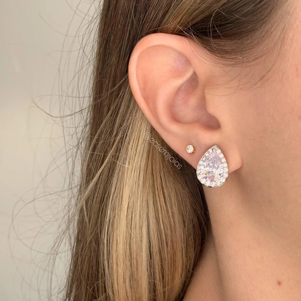 Brinco gota cravejada - banhada a ródio branco