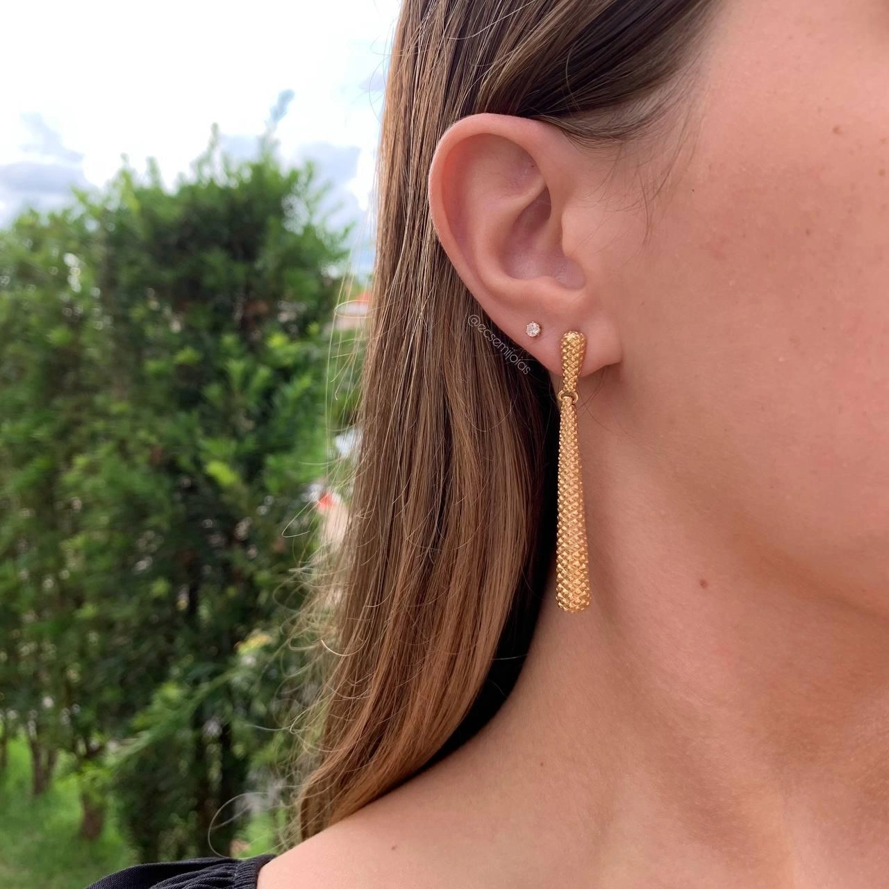 Brinco gota longa bombardeado- banhado a ouro 18k