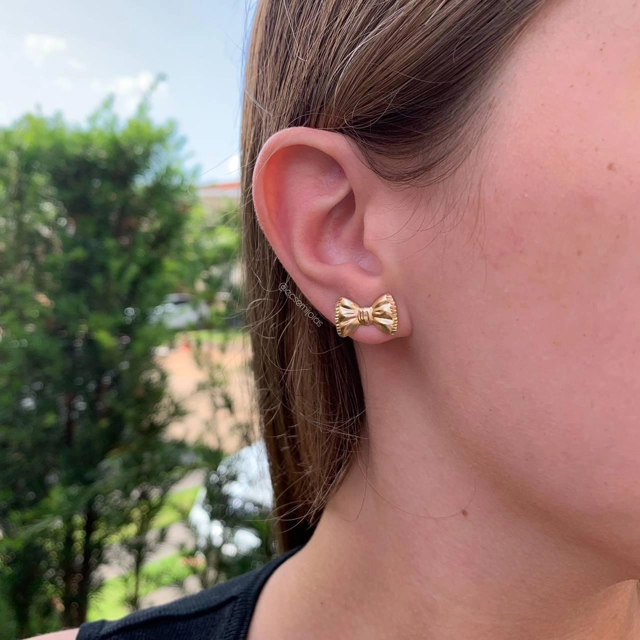 Brinco laço diamantado- banhado a ouro 18k