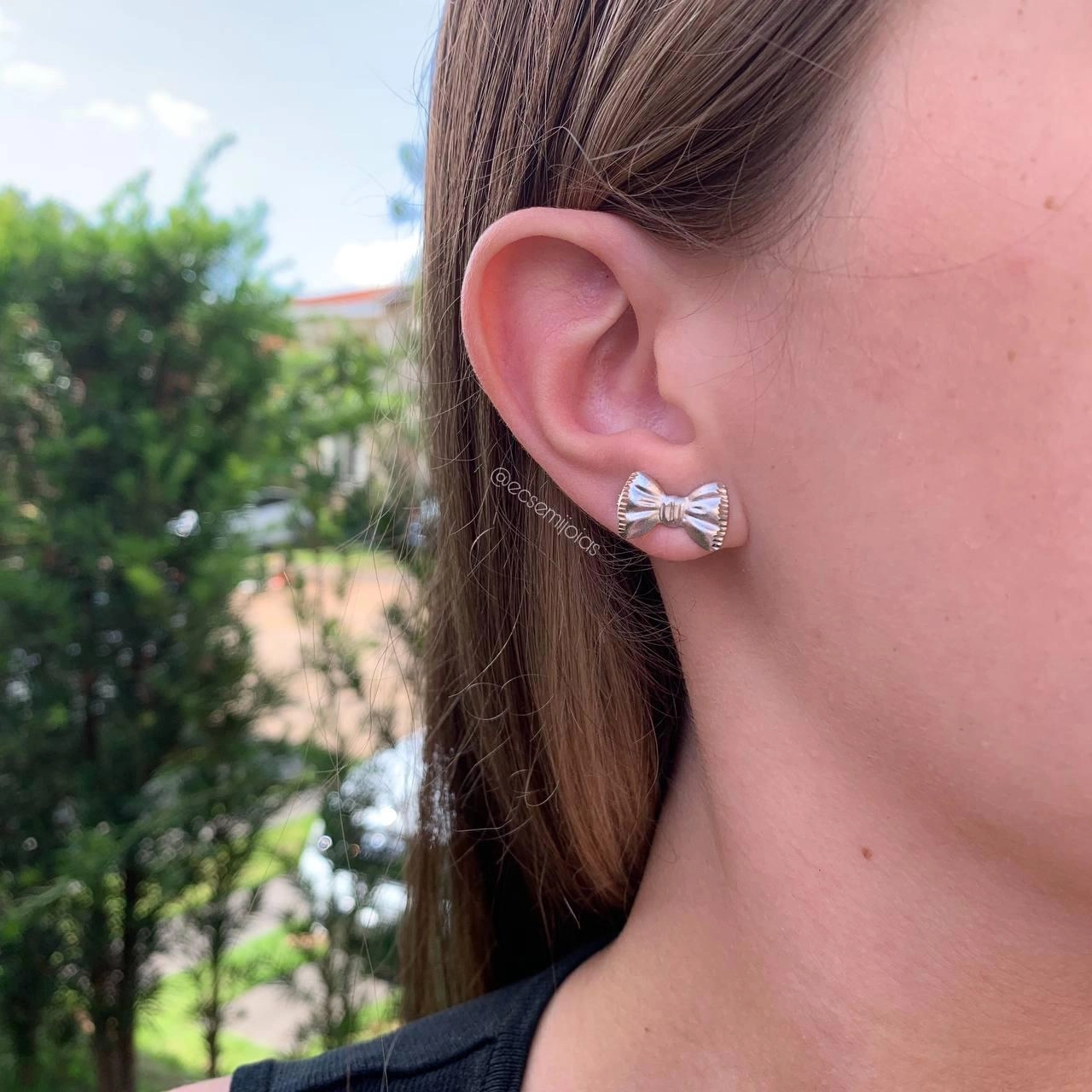 Brinco laço diamantado- banhado a ródio branco