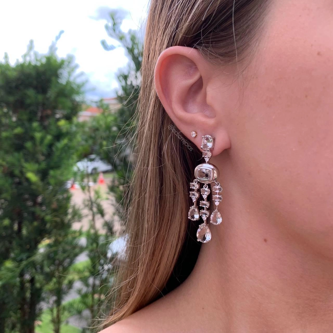 Brinco lustre com zircônias ovais e redondas e parte diferente no meio- banhado a ródio branco