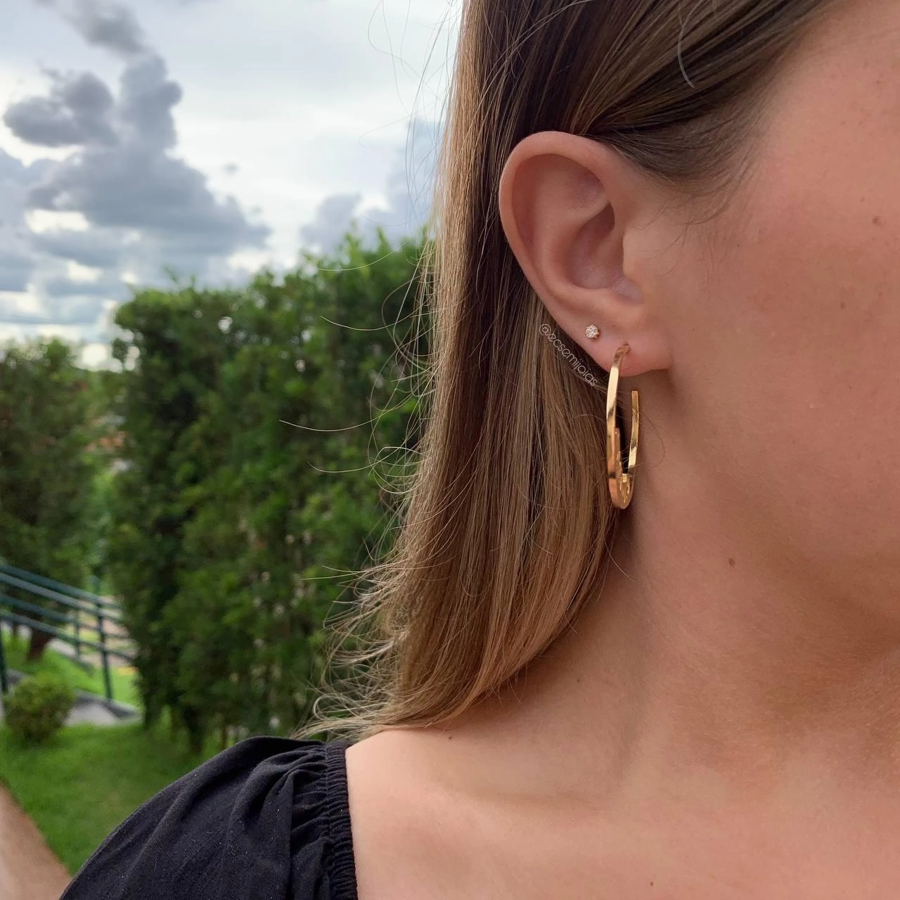 Brinco meia argola com gratidão cravejado- banhado a ouro 18k