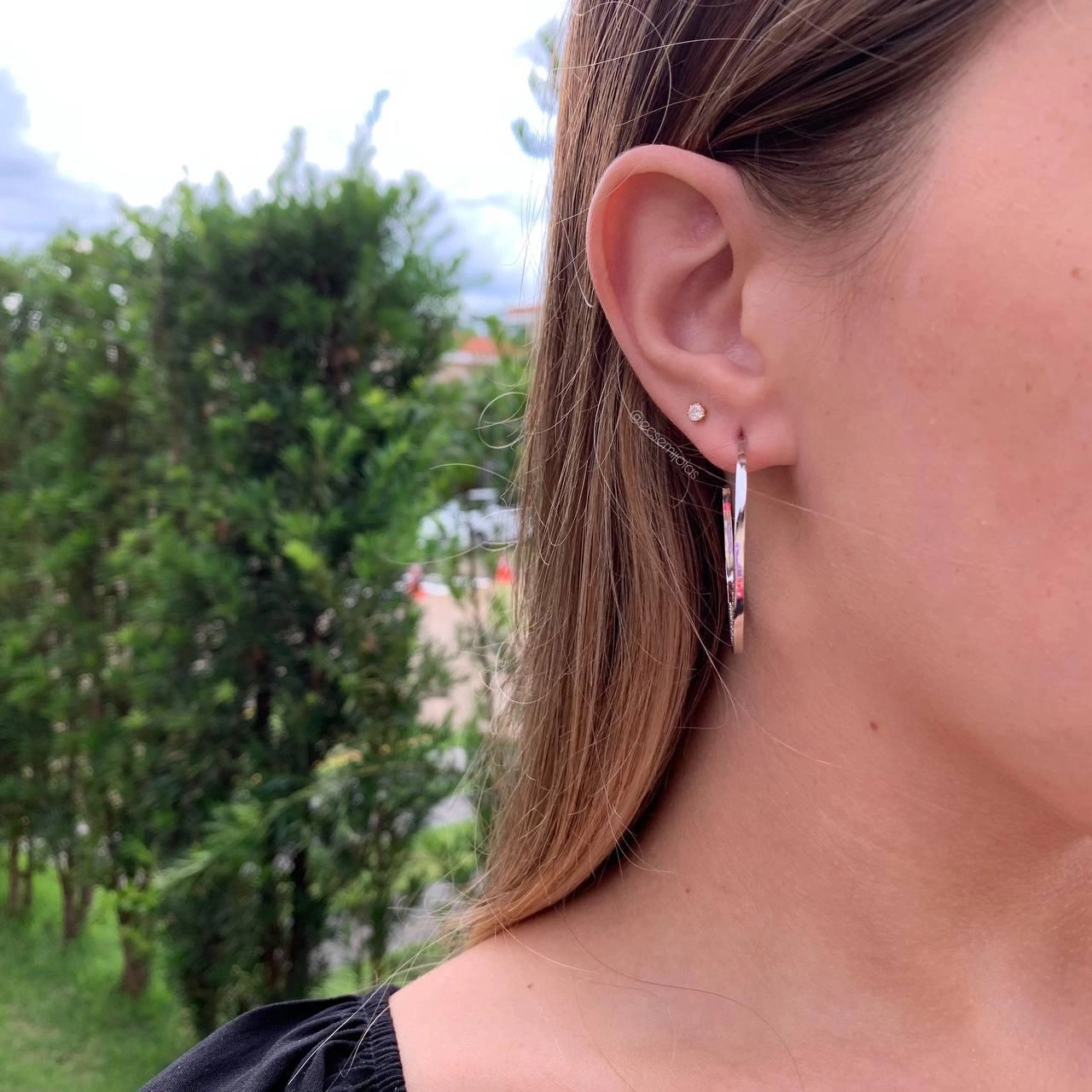 Brinco meia argola com gratidão cravejado- banhado a ródio branco