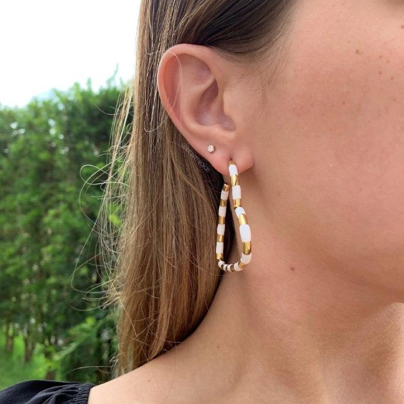 Brinco meia argola coração grande resinada- banhada a ouro 18k