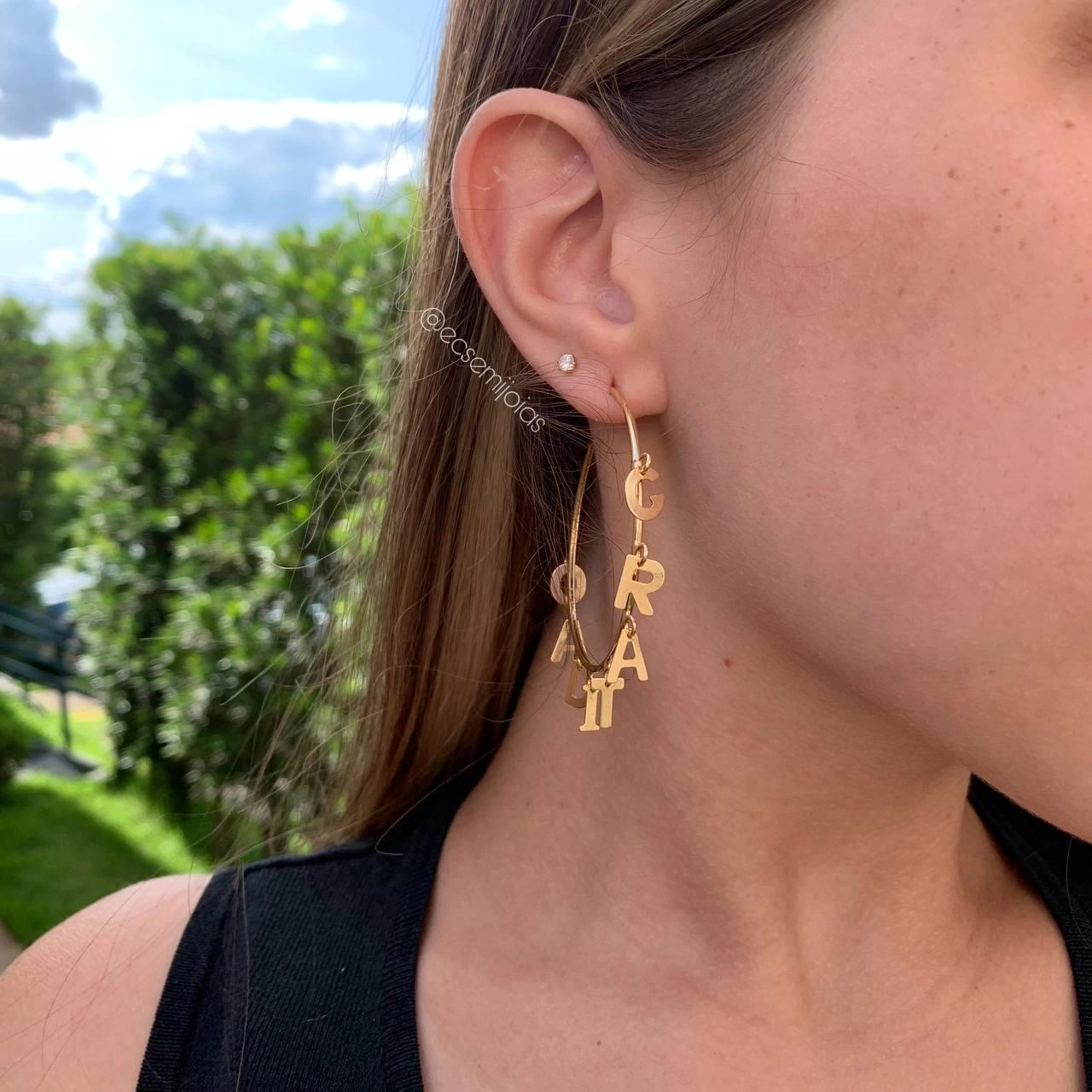 Brinco meia argola grande escrito gratidão- banhado a ouro 18k