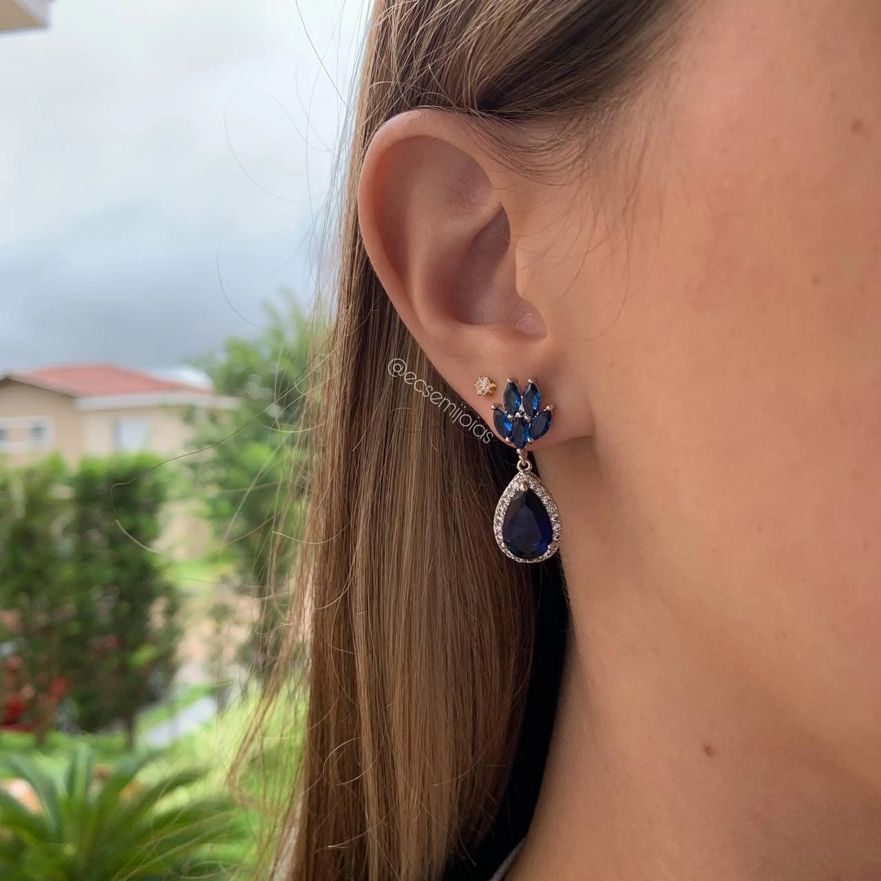 Brinco pendurado gota cravejado com folhinhas em cima - banhado a ródio branco
