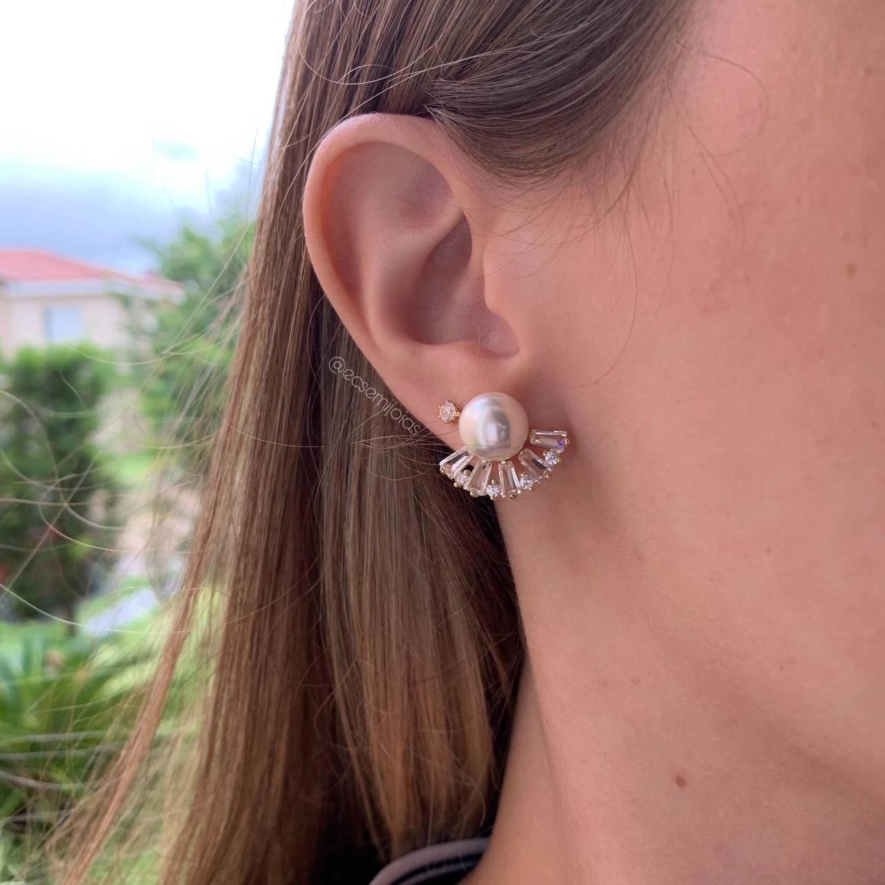 Brinco pérola com 5 baguetes em baixo e 4 zircônias - banhado a ouro 18k