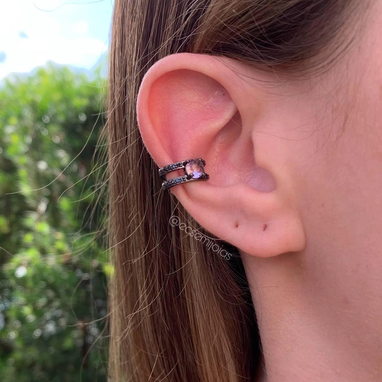 Brinco piercing falso com pedra redonda entre duas fileiras de zircônias - banhado a ródio negro