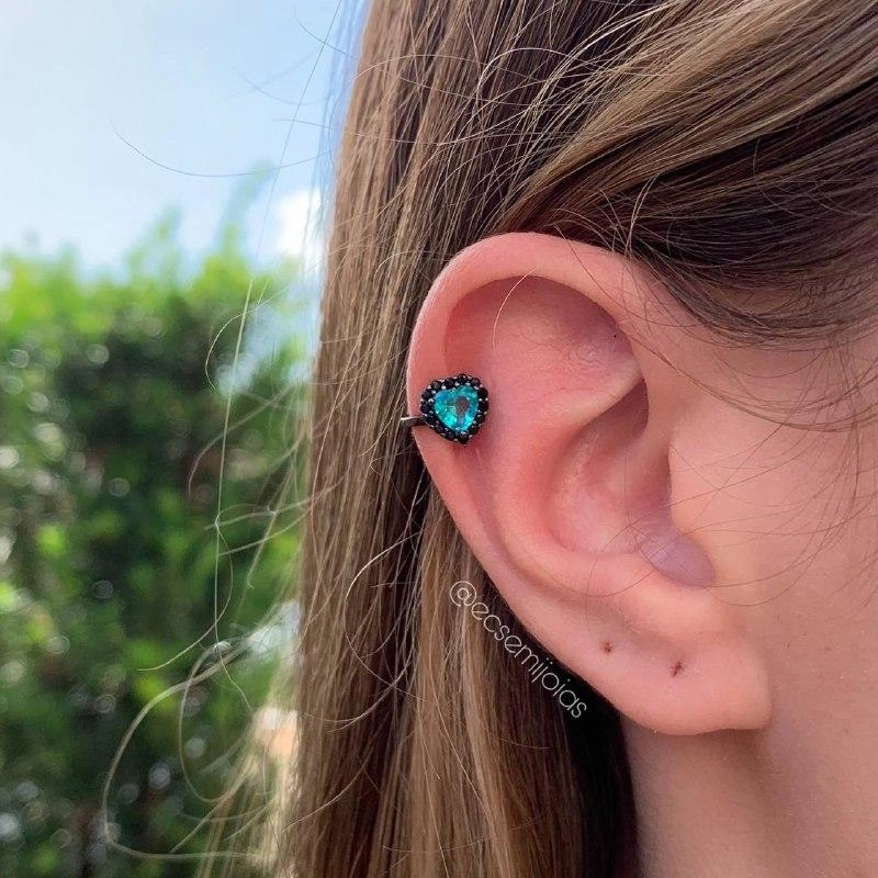 Brinco piercing pedra coração cravejado em volta - banhado a ródio negro