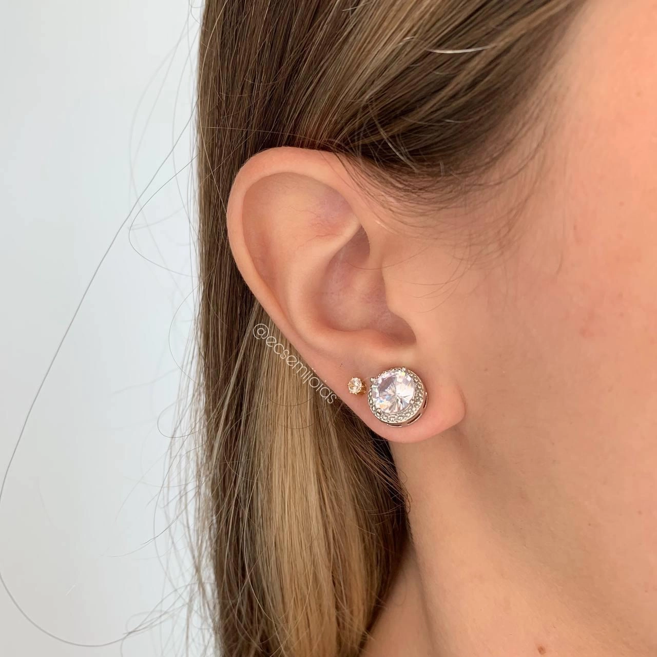 Brinco redondo cravejado - banhado a ródio branco