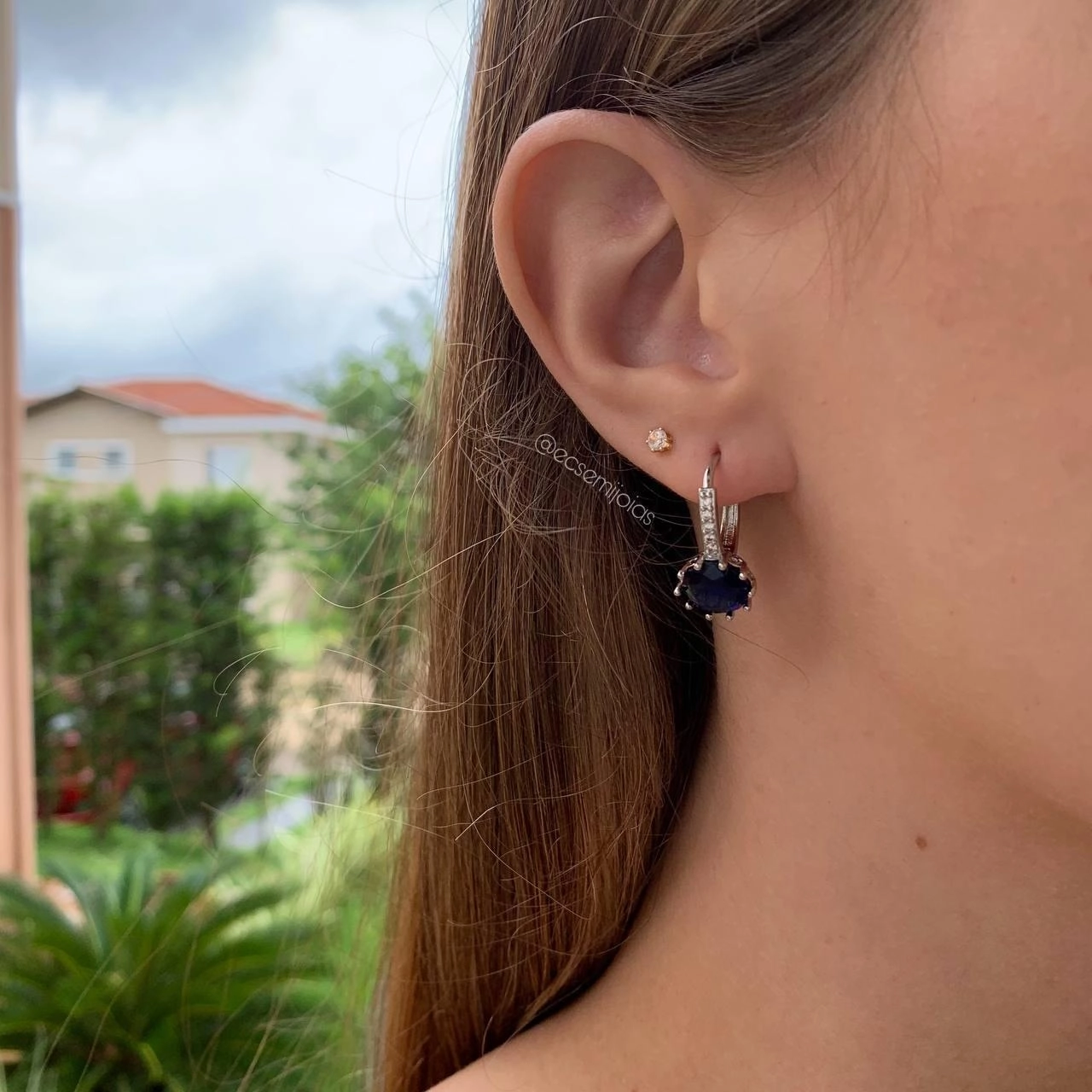 Brinco tranqueta cravejado com pedra saphira redonda - banhado a ródio branco
