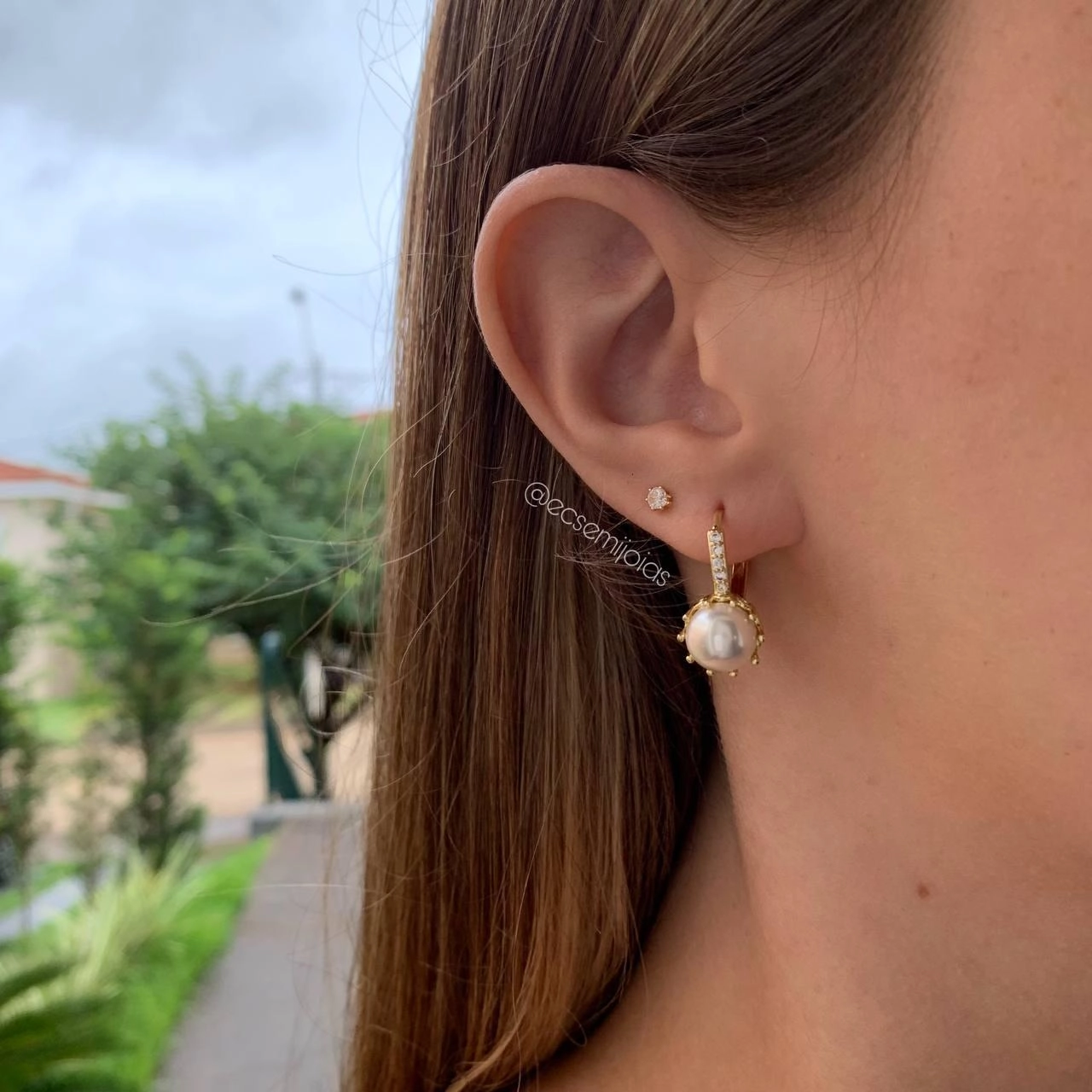 Brinco tranqueta cravejado com uma pérola - banhado a ouro 18k