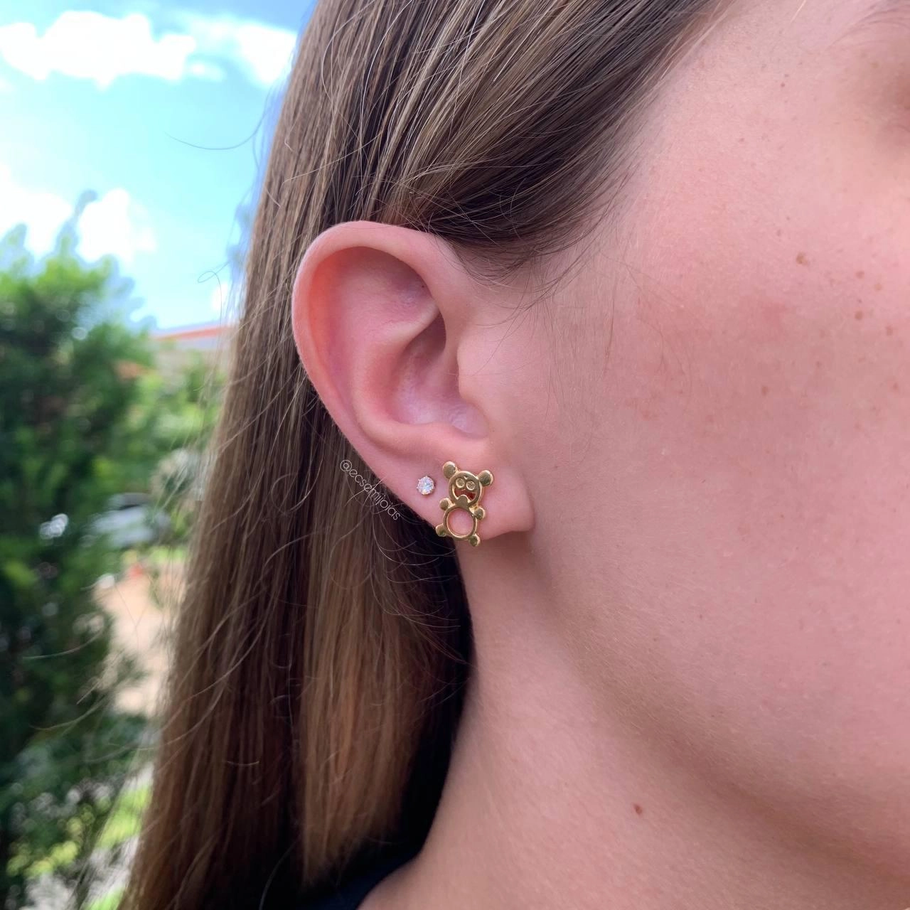 Brinco ursinho vazado liso - banhado a ouro 18k