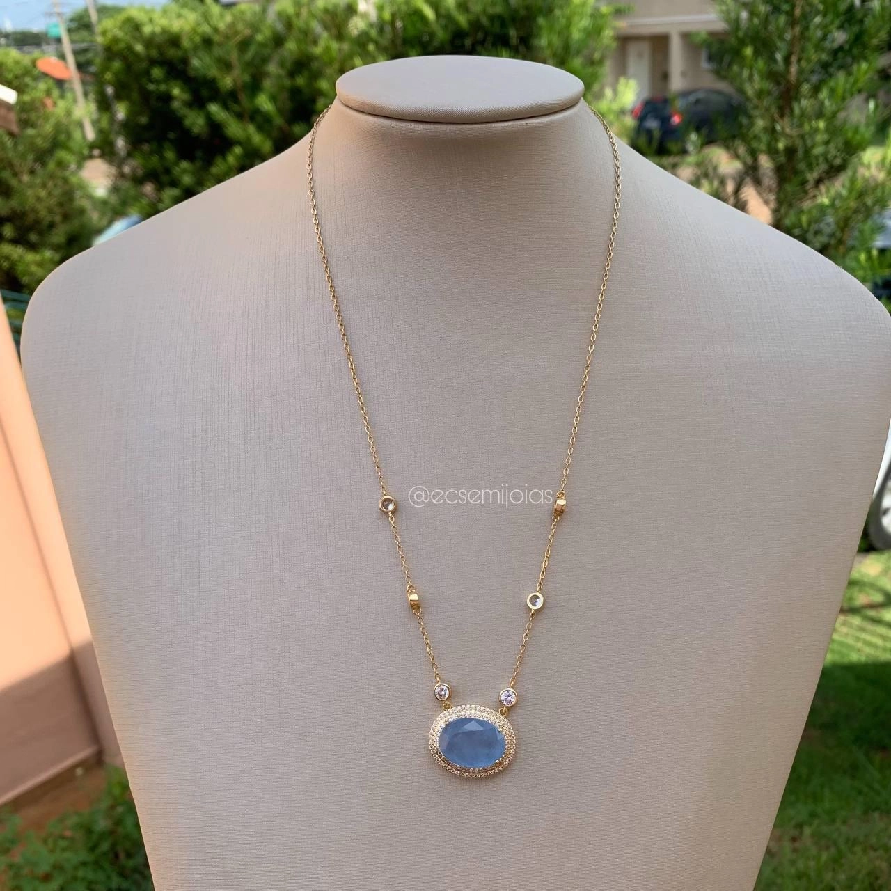 Colar c/ pedra oval maior centro cravejado em volta- banhado a ouro 18k